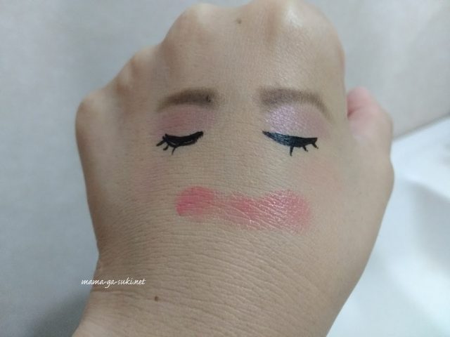 手の甲でクレンジングを試してみる画像