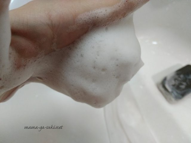 ナーブルスソープの泡を下向きにしてみた様子