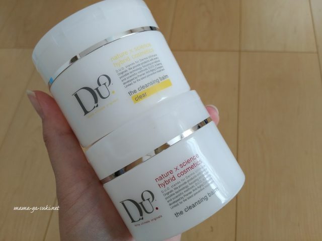 DUOクレンジングバームとクリアを手で持った画像