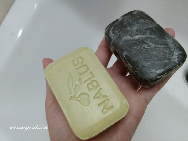 ナーブルスソープ新しい石鹸と古い石鹸を手にのせた画像