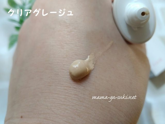 ラウディBB&CCクリームクリアグレージュを手の甲に出した画像