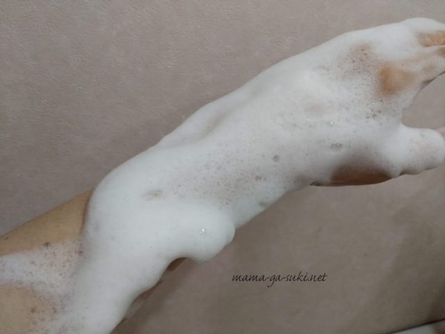 ナーブルスソープの泡を腕で伸ばす